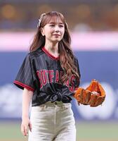 　始球式を務めたＭａｙ　Ｊ．（撮影・立川洋一郎）