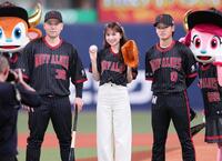 　始球式を務め写真に納まるＭａｙ　Ｊ．（中央）＝撮影・立川洋一郎