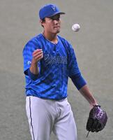 　キャッチボールする藤浪