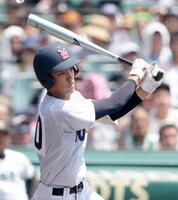 　３回、右前打を放つ横浜・織田翔希