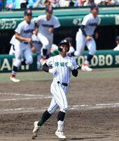 　９回、津田学園・桑山晄太朗が左飛に倒れ試合終了する（撮影・山口登）