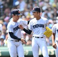 　完封勝利を挙げて笑顔を見せる横浜・織田（右）