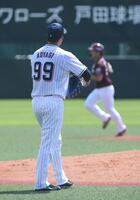 　３回、青柳は吉納に逆転３ランを打たれる（撮影・佐藤厚）