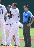 　３回に５点を失い、楽天に逆転された青柳（中）＝撮影・佐藤厚