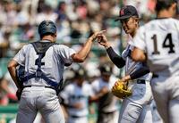 　津田学園を完封し、捕手・駒橋とタッチを交わす横浜・織田
