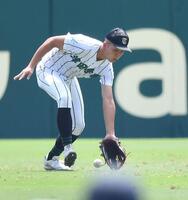 　３回、横浜・為永皓の左前打を後逸し２点を献上した津田学園・田中寛人（撮影・開出牧）
