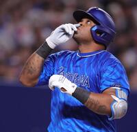 　２回、中越えソロを放ちポーズをとるビシエド