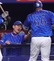 　２回、中越えソロを放ったビシエドを迎える三浦監督