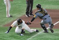 　２回、中山の二ゴロで三本間に挟まれ、アウトになる三走・岸田。右は捕手・坂本（撮影・伊藤笙子）