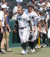 　横浜に敗れ、ナインとグラウンドから引き揚げる津田学園・佐川監督