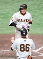 　５回、右越えソロを放つも硬い表情のまま生還する丸（撮影・伊藤笙子）