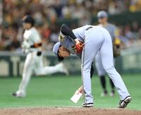 　５回、丸（左）にソロを浴びた才木（撮影・西岡正）