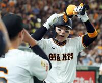 　５回、右越えソロを放ち、ナインに迎えられる丸