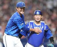 　４回、宇佐見を三ゴロ併殺打に打ち取り、捕手・戸柱と笑顔を見せる藤浪（撮影・北村雅宏）