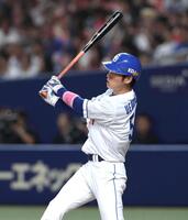 　６回、同点となるソロを放つ上林（撮影・北村雅宏）