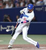 　６回、同点となるソロを放つ上林（撮影・北村雅宏）