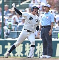 　３回、先制適時打を放ち、ガッツポーズする西日本短大付・佐藤仁