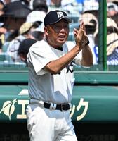 　２回の守備を終え、選手を出迎える西日本短大付・西村監督