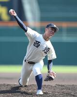 　２番手で力投する西日本短大付・中野琉碧