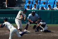 　５回、勝ち越しタイムリーを放つ東洋大姫路・白鳥（撮影・石湯恒介）