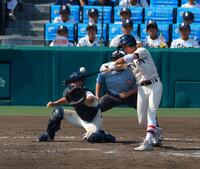 　５回、同点タイムリーを放つ東洋大姫路・高畑（撮影・石湯恒介）