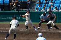 　４回、適時内野安打を放つ東洋大姫路・見村（撮影・石湯恒介）