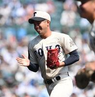 　初回を投げ終え、笑顔でベンチに戻る東洋大姫路・森皐葵（撮影・西田忠信）