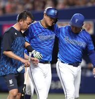 　５回、死球を受け、一端ベンチに退く蝦名（中央）＝撮影・北村雅宏