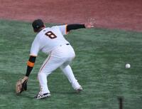 　４回、高寺の右前打を後逸する右翼手・丸（撮影・伊藤笙子）