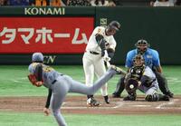 　３回、キャベッジを空振り三振にしとめる才木（撮影・金田祐二）