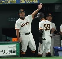 　９回、ベンチで厳しい表情の阿部監督（撮影・金田祐二）