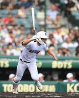 　１回、適時打を放つ県岐阜商・横山温大（撮影・西田忠信）