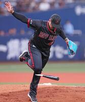 　９回、滝沢の折れて飛んできたバットをよけるマチャド（撮影・立川洋一郎）