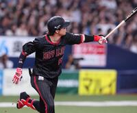 　６回、左翼スタンドへ同点２ランを放つ中川（撮影・立川洋一郎）