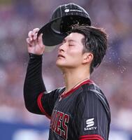 　初回に４点を失ってベンチへ引き揚げる高島（撮影・立川洋一郎）