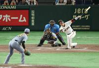 　９回、代打・坂本が空振り三振に倒れゲームセット（撮影・金田祐二）