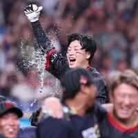 　１２回、サヨナラ本塁打を放ちナインの祝福に笑顔を見せる広岡（撮影・立川洋一郎）