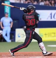 　１２回、左翼スタンドへサヨナラ本塁打を放つ広岡（撮影・立川洋一郎）