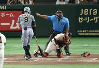　４回、佐藤輝の空振りしたバットが岸田に直撃する（撮影・金田祐二）