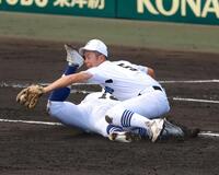 　２回、打者走者と交錯する県岐阜商・内山（撮影・石湯恒介）