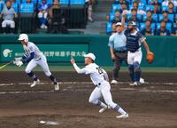 　５回、内野フライで指示を出す県岐阜商・渡辺（撮影・石湯恒介）