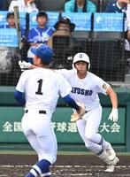 　１回、県岐阜商・宮川が右中間へ先制の２点二塁打を放つ