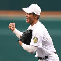 　６回、明豊・井上太陽を三振に仕留めガッツポーズする県岐阜商・柴田蒼亮（撮影・西田忠信）