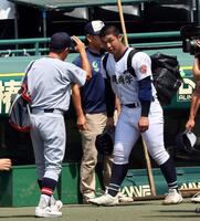 　仙台育英・須江航監督（左）から声をかけられる沖縄尚学・末吉良丞（撮影・山口登）