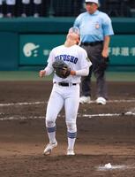 　最後の打者を打ち取り天を仰ぐ県岐阜商・柴田（撮影・石湯恒介）