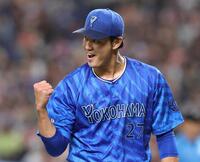 　４回、宇佐見を三ゴロ併殺打に打ち取り、拳を握る藤浪（撮影・北村雅宏）