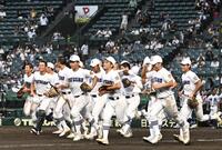 　明豊に勝利し準々決勝進出を決め、スタンドに駆けだす県岐阜商ナイン