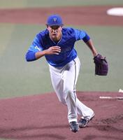 　１回、岡林の放ったゴロの処理にマウンドを駆け降りる藤浪（撮影・北村雅宏）