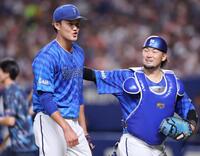 　３回裏を終え、戸柱（右）と言葉を交わしながらベンチに戻る藤浪