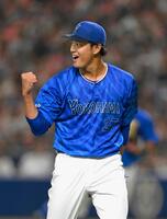 　４回のピンチを切り抜け、笑顔で拳を握る藤浪